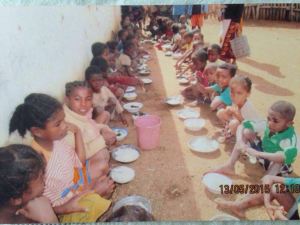 Niños comiendo en escuelas comunitarias de Beharena